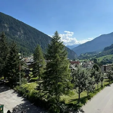 Modernes Ferienglueck